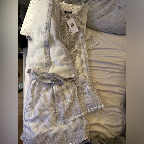 Wardah Uzair & Jhumki- tikkah set - Picture 4 of 4